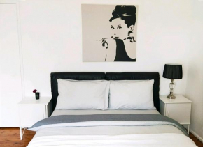 Stylish Master Suite + Private Bathroom + TV FREE Parking Pet Friendly